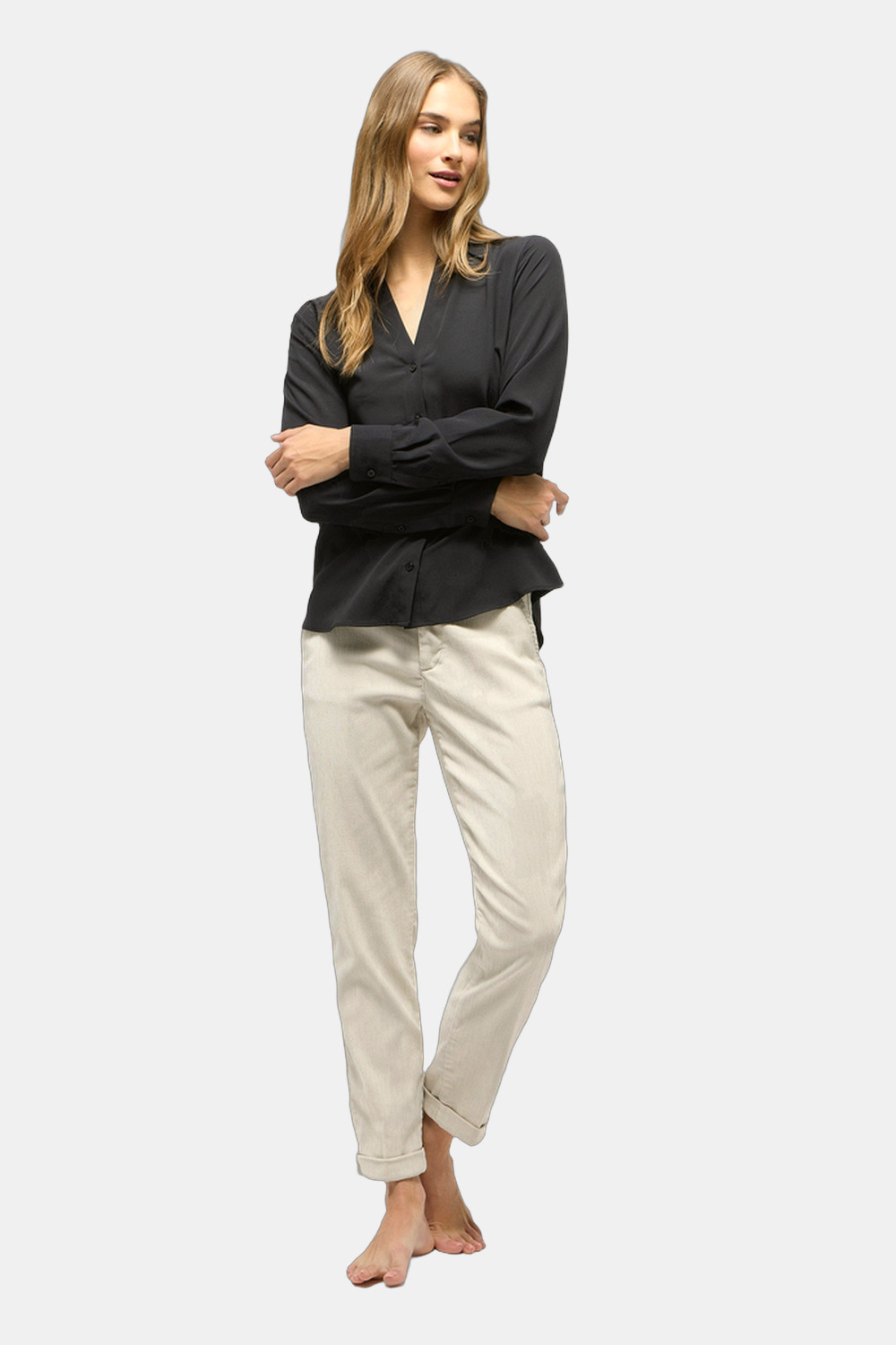 Moderne Relaxed Fit Hose Damen in Ecru kombiniert mit Strick und Sneakern im minimalistischen Streetstyle