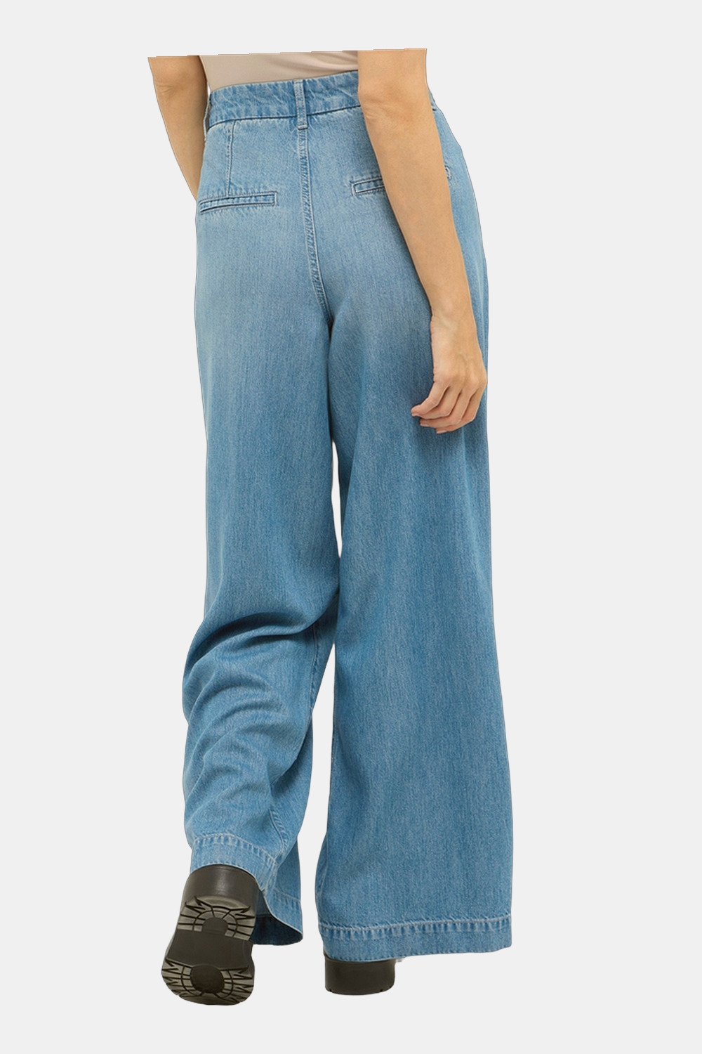 Detail der Seitentasche einer leichten Hose im Relaxed Fit