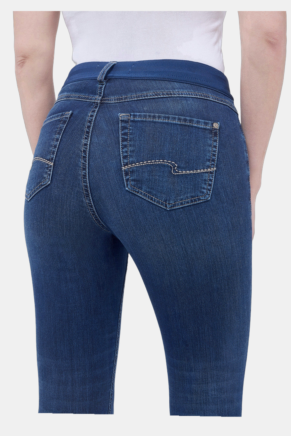 Detail des Reißverschlusses einer Hose mit Stretchbund