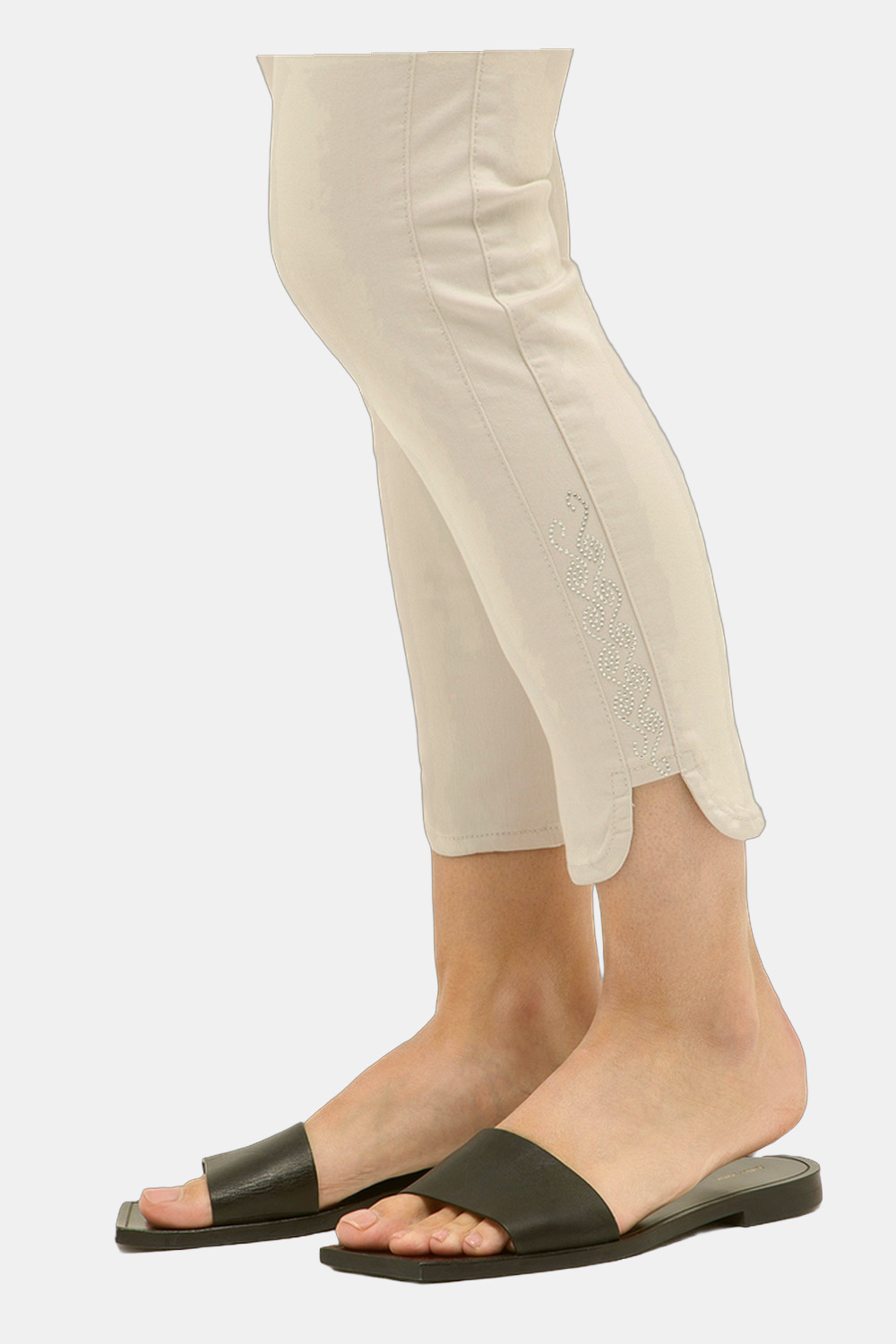Seitenansicht einer Slim-Fit Hose am Modell